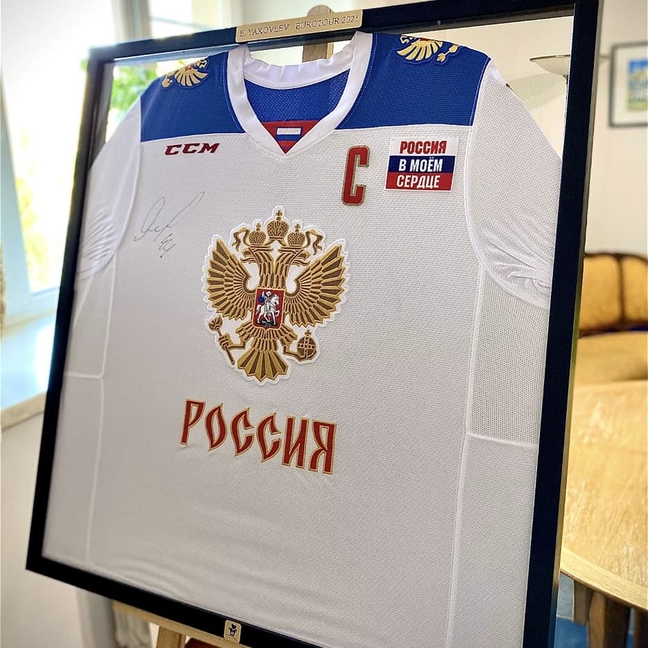 Встреча с Игровой свитер с автографом Егора Яковлева